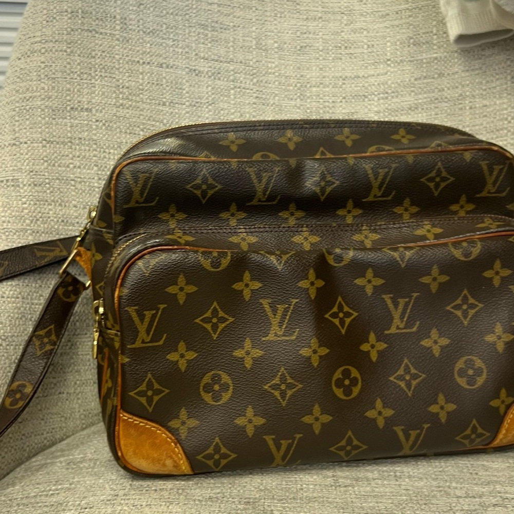 AUTHENTIC LOUIS VUITTON MESSENGER BAG
